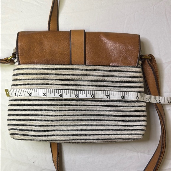 Fossil Tan and Black Crossbody Bag with Sophisticated Leather Design - Picture 7 of 9